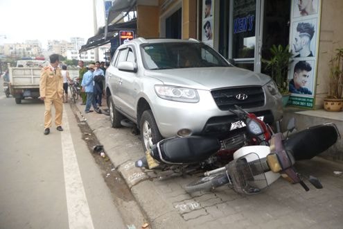 Ô tô đâm liên hoàn 6 xe máy, 1 người đàn ông nhập viện