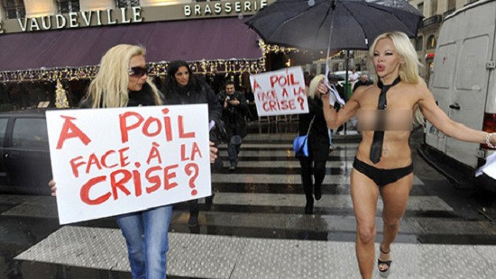 Pháp: Ứng viên tổng thống bị bắt vì thả ngực trần vận động tranh cử