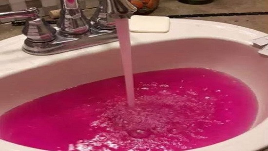 Cả thị trấn “sốc” khi nhìn thấy nước máy đột nhiên biến màu hồng