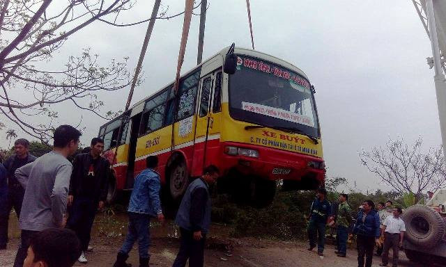Ninh Bình: Tai nạn chồng tai nạn, chủ xe khách bị ô-tô buýt tông tử vong