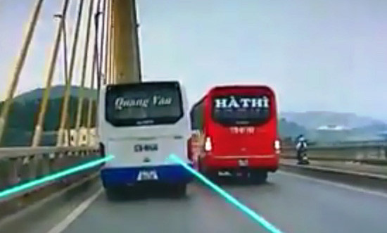 Quảng Ninh: Hai xe khách chạy tốc độ cao, chèn nhau trên cầu Bãi Cháy 