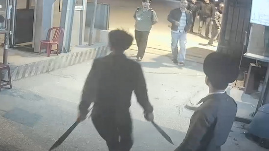 Nghệ An: Phụ xe khách hai tay hai kiếm đòi chém nhân viên bến xe
