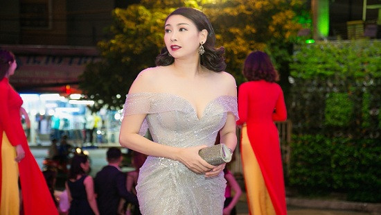 Hoa hậu Hà Kiều Anh đẹp tựa nữ thần với váy dạ hội xuyên thấu