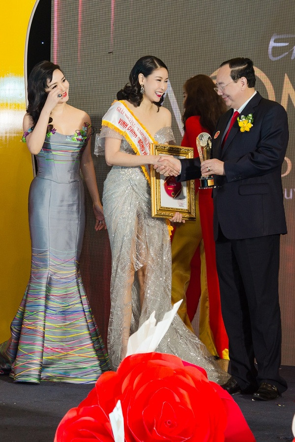 Hoa hậu Hà Kiều Anh đẹp tựa nữ thần với váy dạ hội xuyên thấu