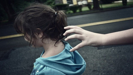 Chuyên gia tâm lý chỉ rõ 8 sai lầm bố mẹ đẩy con vào vòng nguy hiểm