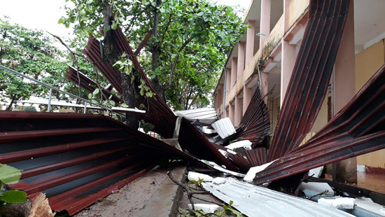 Quảng Trị: Lốc xoáy làm sập, tốc mái trường học và hàng chục nhà dân