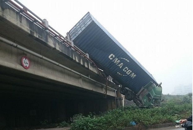 Tai nạn liên hoàn, container lao đầu xuống chân cầu Thanh Trì