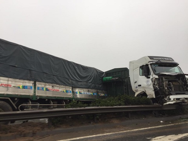 Tai nạn liên hoàn, container lao đầu xuống chân cầu Thanh Trì