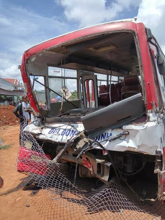 Xe chở 30 học sinh gặp nạn, tài xế và 2 nữ sinh tử vong