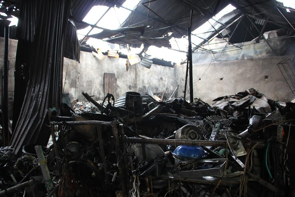 Nghệ An: Cháy cửa hàng phế liệu, thiêu 15 gian hàng thành tro