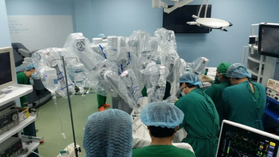 Lần đầu tiên phẫu thuật ung thư dạ dày bằng robot