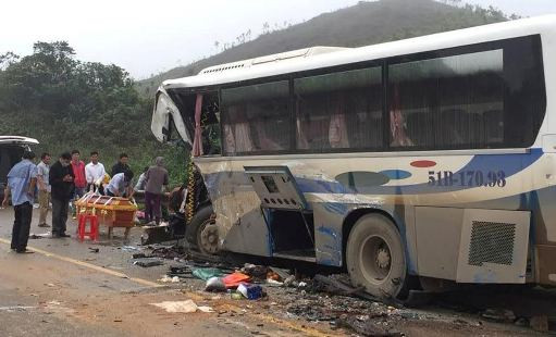 Thanh Hóa: Xe tải đấu đầu xe khách, 1 người chết, hàng chục người bị thương