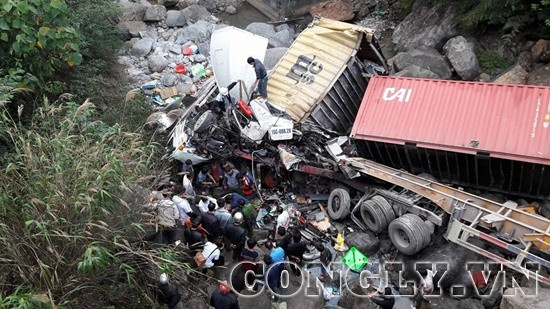 Lai Châu: Container va xe tải, cùng lao xuống suối vỡ nát