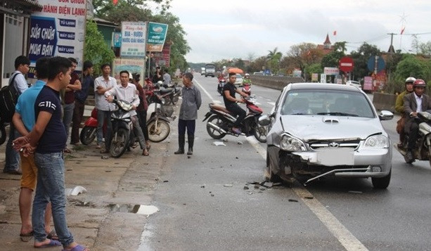 Hà Tĩnh: Ôtô đâm xe máy, ba mẹ con thương vong