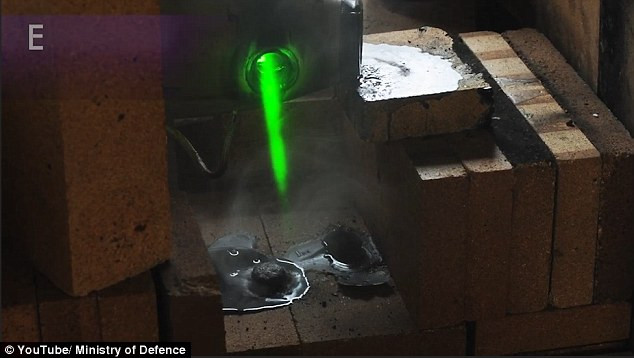 Đạn cối bị nung chảy vì tia laser cực nóng.