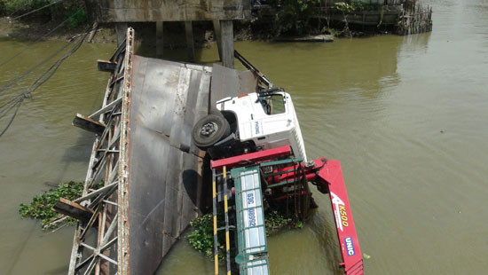 Đồng Tháp: Xe quá tải làm sập cầu Kinh Nhất, hai người rơi xuống sông 