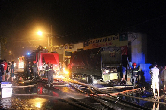 TP.HCM: Hàng trăm cảnh sát khống chế vụ cháy xưởng sản xuất bao bì