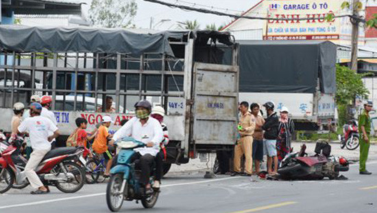 Cà Mau: Ô tô tải cuốn 2 người vào gầm xe