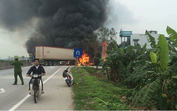 Thanh Hóa: Xe khách đối đầu container, bốc cháy dữ dội