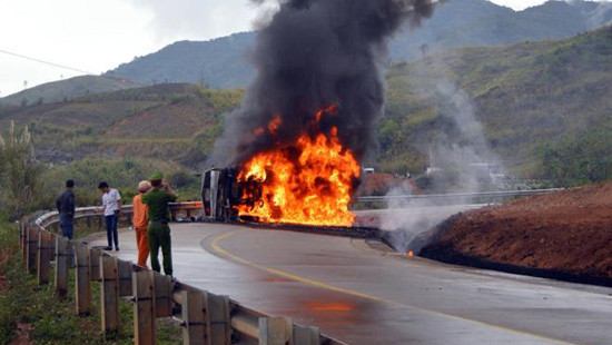 Kon Tum: Xe chở dầu lật và bốc cháy dữ dội, 2 người thương vong