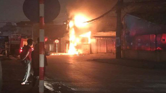 Hà Nội: Nhà dân và bốt điện cháy dữ dội