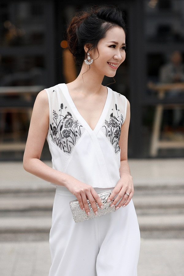 Hoa hậu Dương Thùy Linh đẹp mong manh trên phố