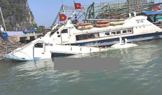 Quảng Ninh: Đắm tàu chở khách khi đang neo đậu