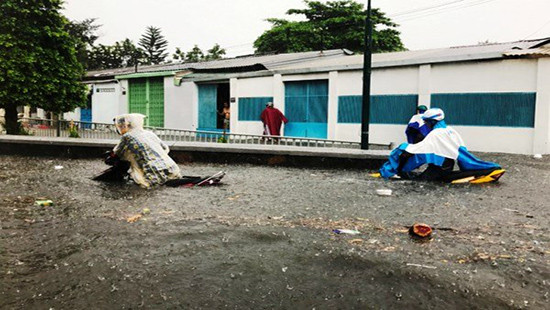 TP. Hồ Chí Minh: Mưa lớn, sân bay, đường phố chìm trong biển nước
