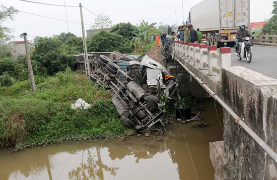Quảng Ninh: Xe ô tô tải kéo theo rơ-mooc bị lật xuống sông