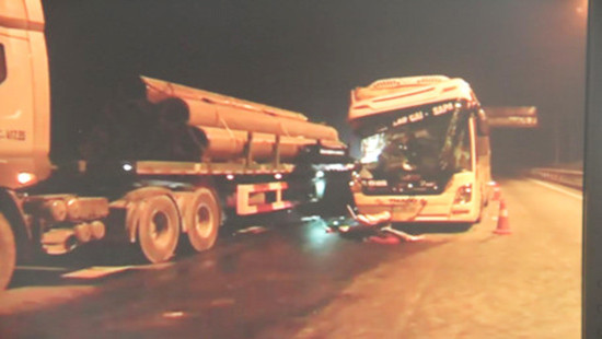 Vĩnh Phúc: Ô tô khách tông xe đầu kéo, 6 người thương vong