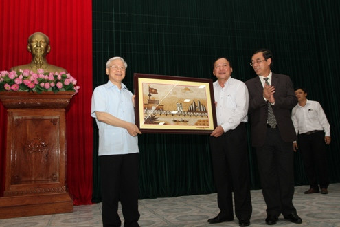 Tổng Bí thư Nguyễn Phú Trọng dâng hương tưởng niệm cố Tổng Bí thư Lê Duẩn