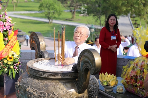 Tổng Bí thư Nguyễn Phú Trọng dâng hương tưởng niệm cố Tổng Bí thư Lê Duẩn