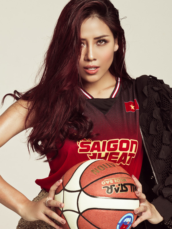 Nguyễn Thị Loan biến hình thành nữ cầu thủ bóng rổ siêu quyến rũ