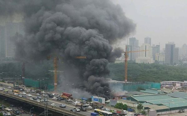 Hà Nội: Cháy dữ dội tại nhà xưởng trên đường Phạm Hùng