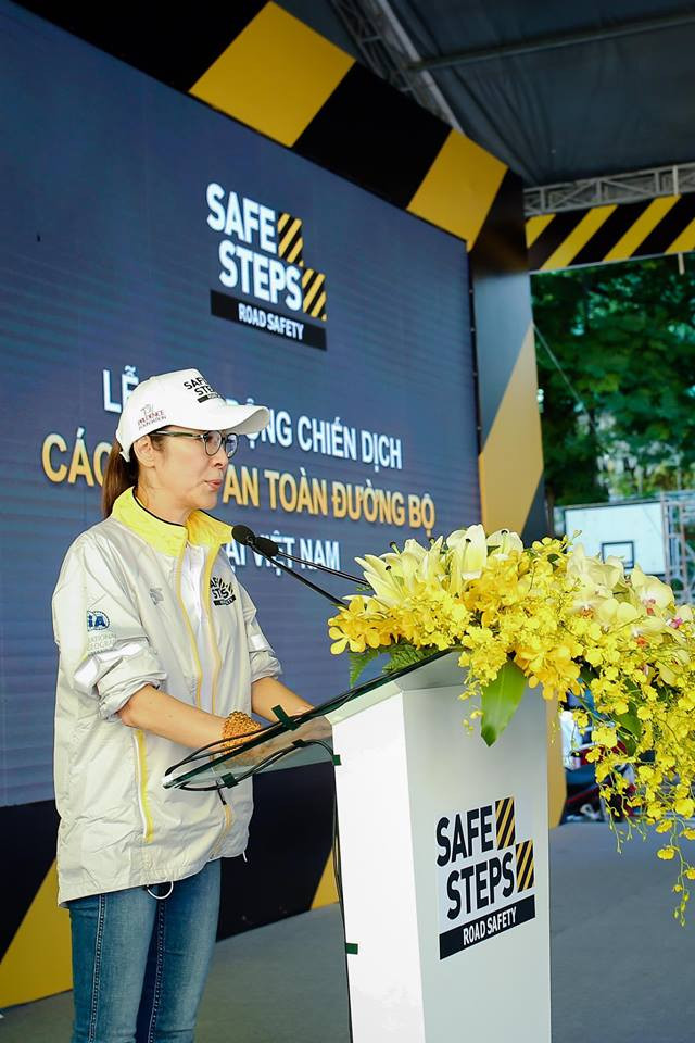 Siêu mẫu Hà Anh bắt tay Dương Tử Quỳnh tuyên truyền an toàn giao thông