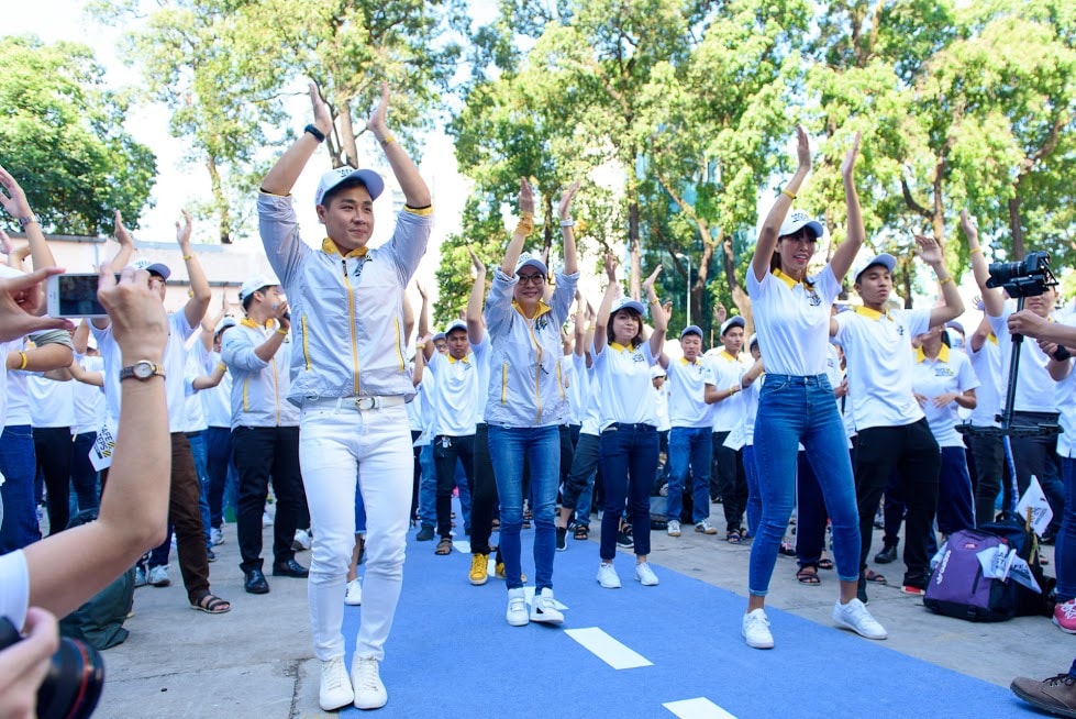 MC Nguyên Khang nhảy Flasmob với Dương Tử Quỳnh