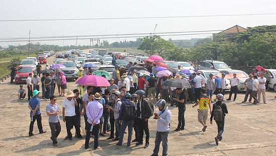 Người dân tập trung ký đơn phản đối việc thu phí BOT tại cầu Bến Thủy