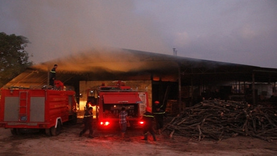 Cháy lớn trong đêm ở khu công nghiệp Tâm Thắng, một công ty gỗ bị thiêu rụi