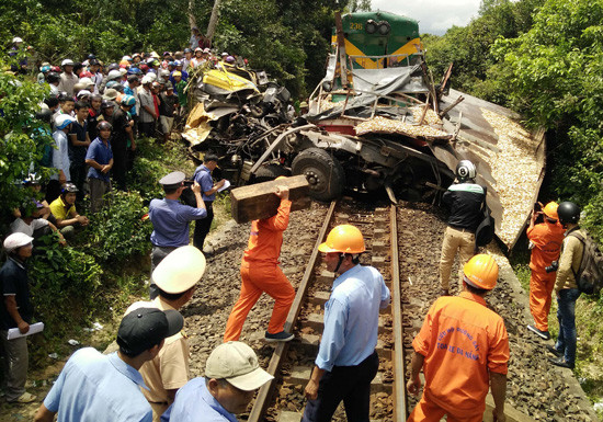  Bình Định: Khởi tố nhân viên gác chắn vụ tàu hỏa tông xe tải làm 2 người chết