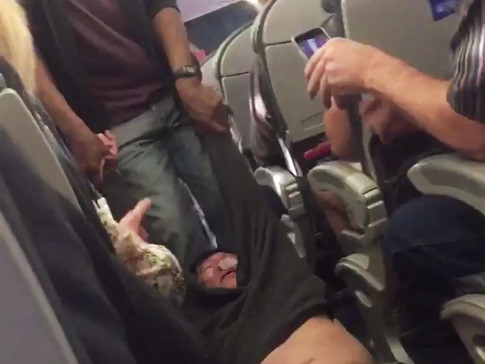 Hãng hàng không United Airlines của Mỹ gặp rắc rối lớn khi kéo khách xềnh xệch khỏi máy bay 