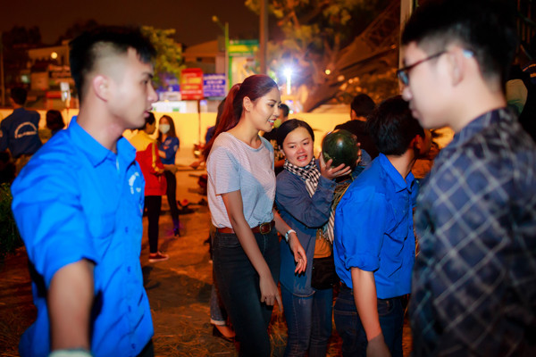 Hoa hậu Nguyễn Thị Loan mua 3.5 tấn dưa ủng hộ bà con miền Trung