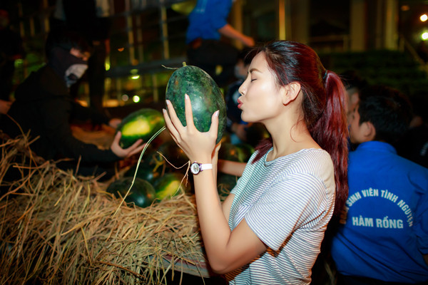 Hoa hậu Nguyễn Thị Loan mua 3.5 tấn dưa ủng hộ bà con miền Trung