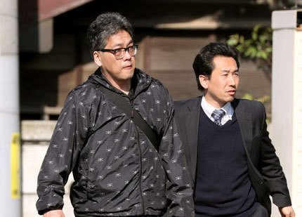 Nghi phạm Shibuya Yasumasa (trái) bị cảnh sát bắt giữ tại nhà riêng khoảng trước 8 giờ sáng ngày 14/4. (Ảnh: Asahi)