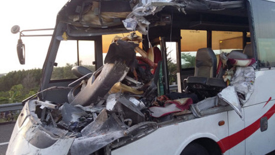 Tiền Giang: Va chạm giữa xe khách và xe tải, hai người thiệt mạng 