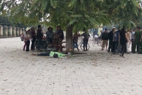 Nam thanh niên gục chết trước cổng công viên
