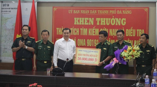 Khen thưởng đơn vị tìm tung tích tàu sắt đâm chìm tàu ngư dân