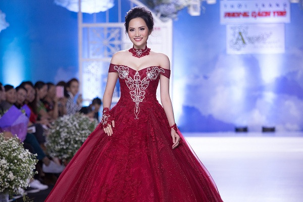 Bốn nữ hoàng sắc đẹp Việt thay phiên nhau làm vedette thời trang