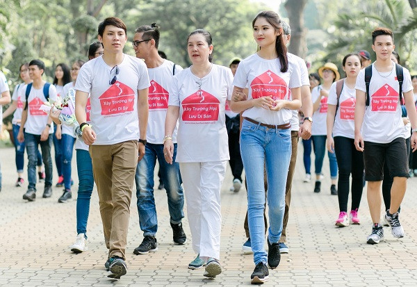 Á hậu Thuỳ Dung dẫn bố mẹ tham dự đường chạy vì trẻ em nghèo