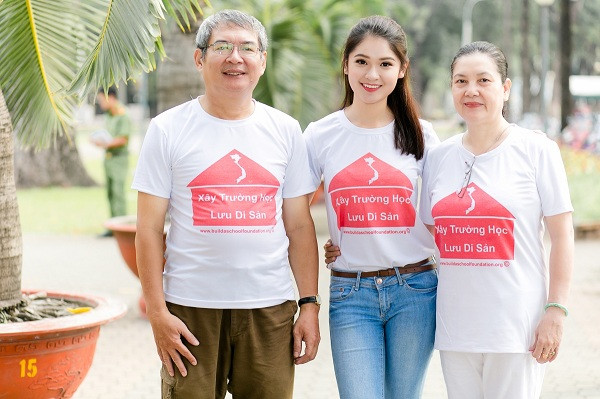 Á hậu Thuỳ Dung dẫn bố mẹ tham dự đường chạy vì trẻ em nghèo