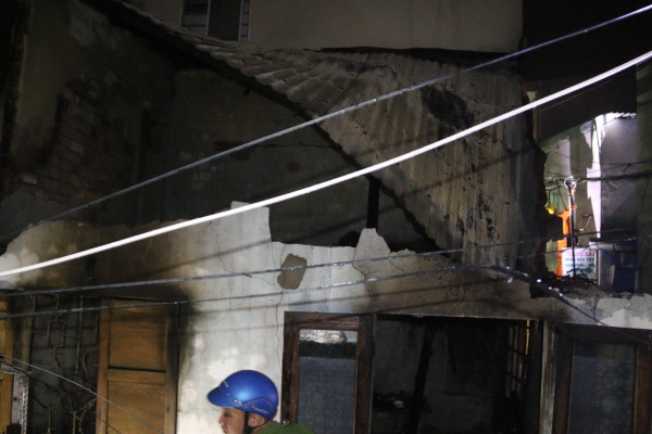 Đà Nẵng: Cháy lớn, một căn nhà đổ sập hoàn toàn